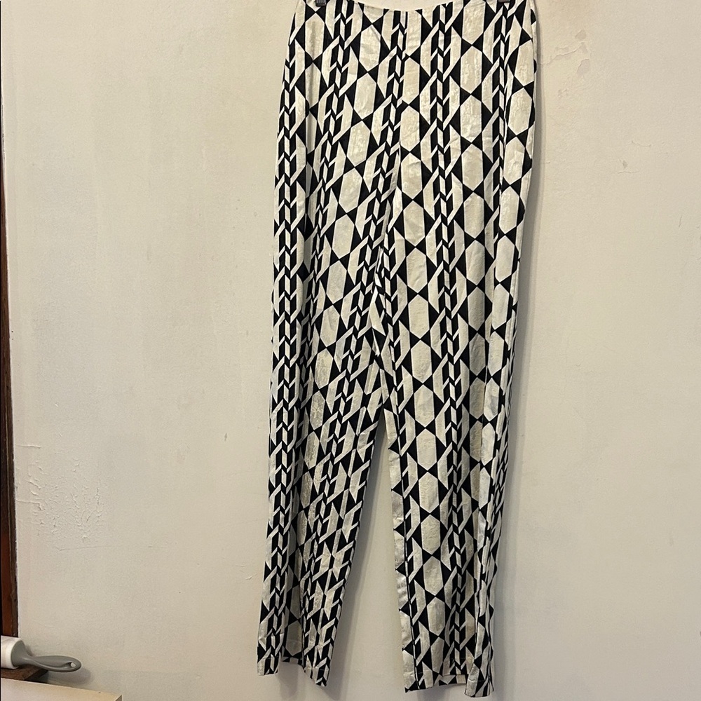 LE LIS black cream patterned back zip pants Size M EUC